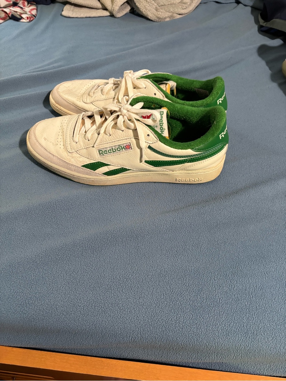 Reebok Cream Leather Sneakers with Green Lining - Picture 2 of 3